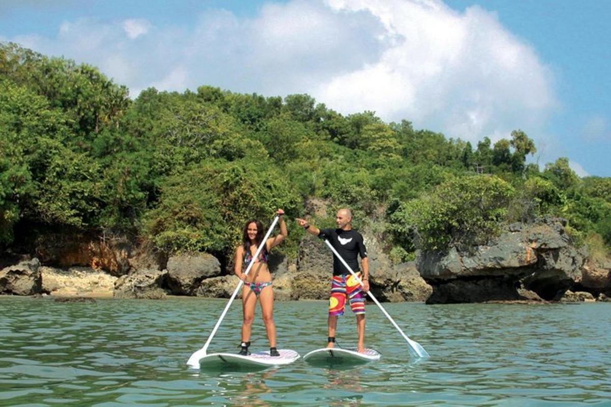 muž a žena na paddleboardech ve vodě