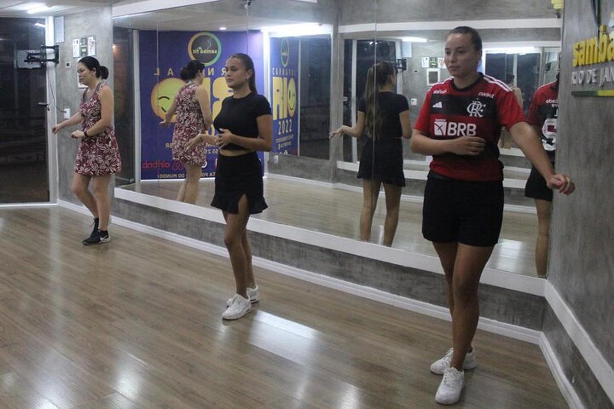 skupina lidí stojících na bowlingové dráze