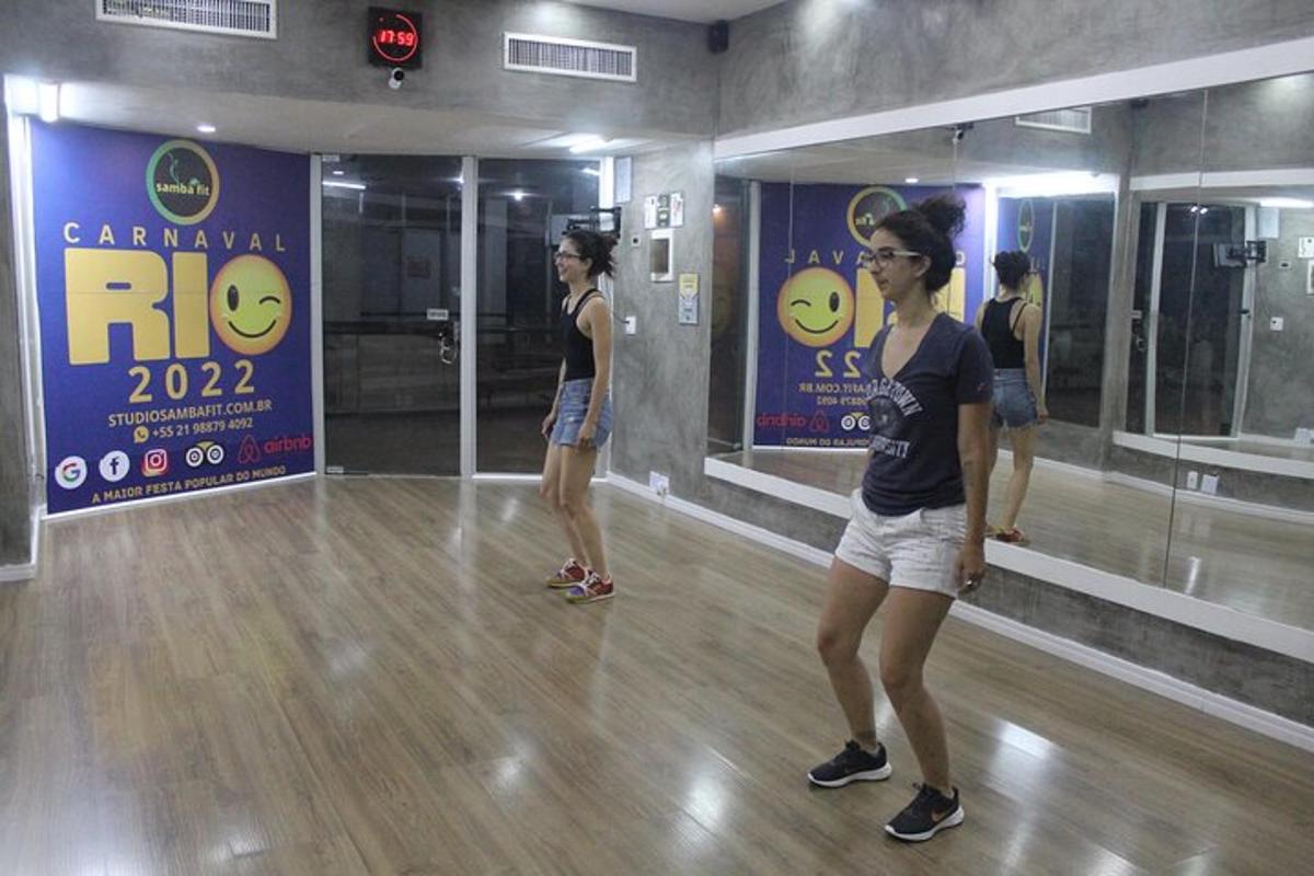isang grupo ng mga tao na nakatayo sa isang bowling alley