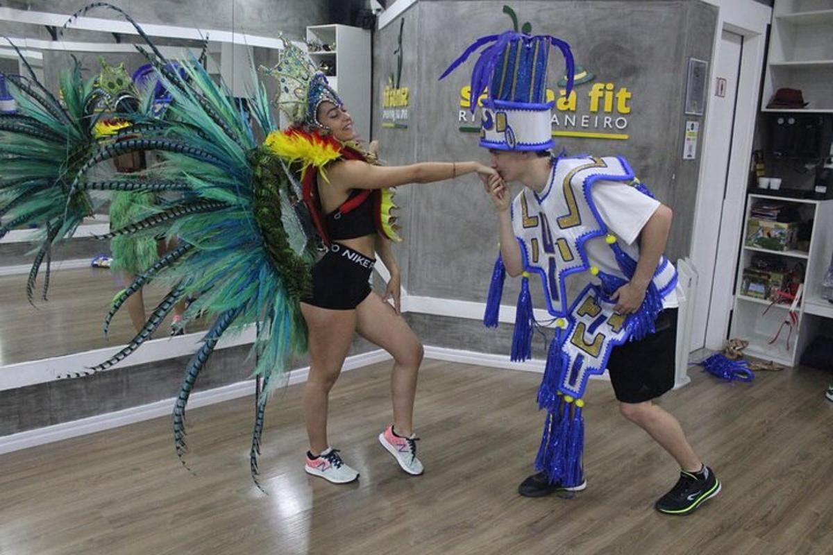 isang babaeng nakatayo sa tabi ng isang lalaki na naka-costume