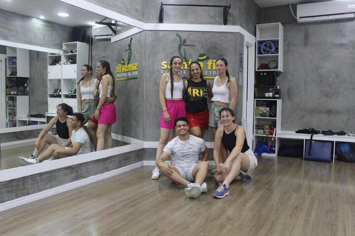 isang grupo ng mga babae na nag-pose sa harap ng salamin