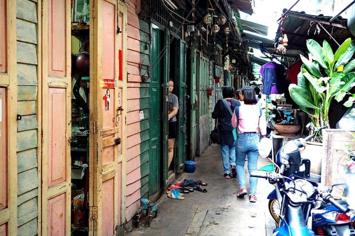 sekumpulan orang berjalan di lorong sempit