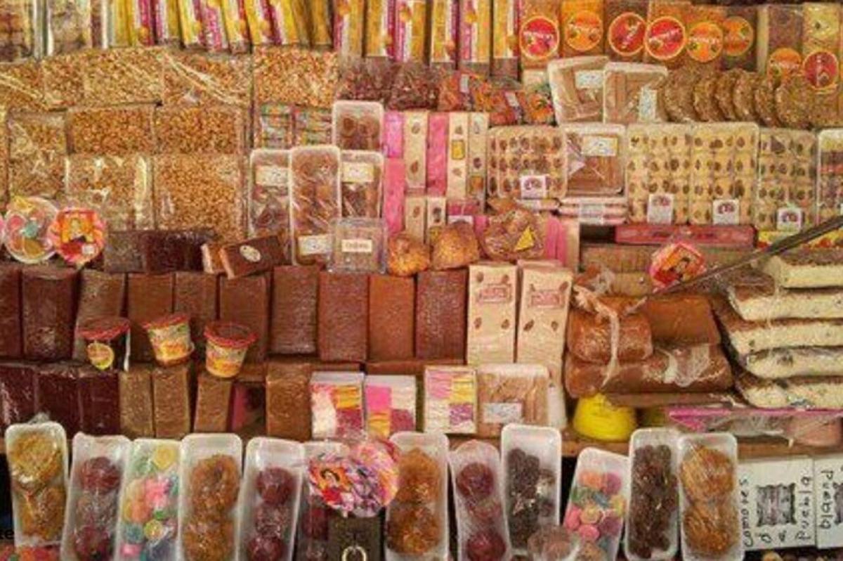 una botiga amb un munt de diferents tipus d'aliments