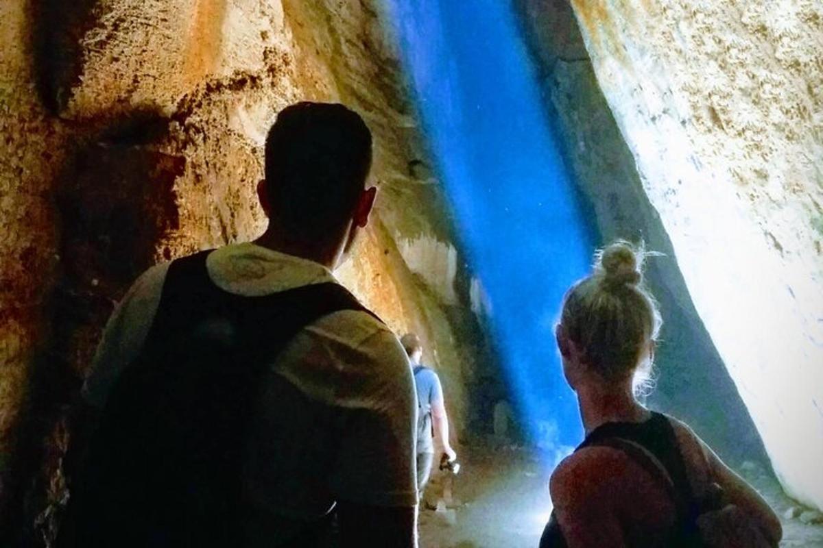 un uomo e una donna in piedi in una grotta