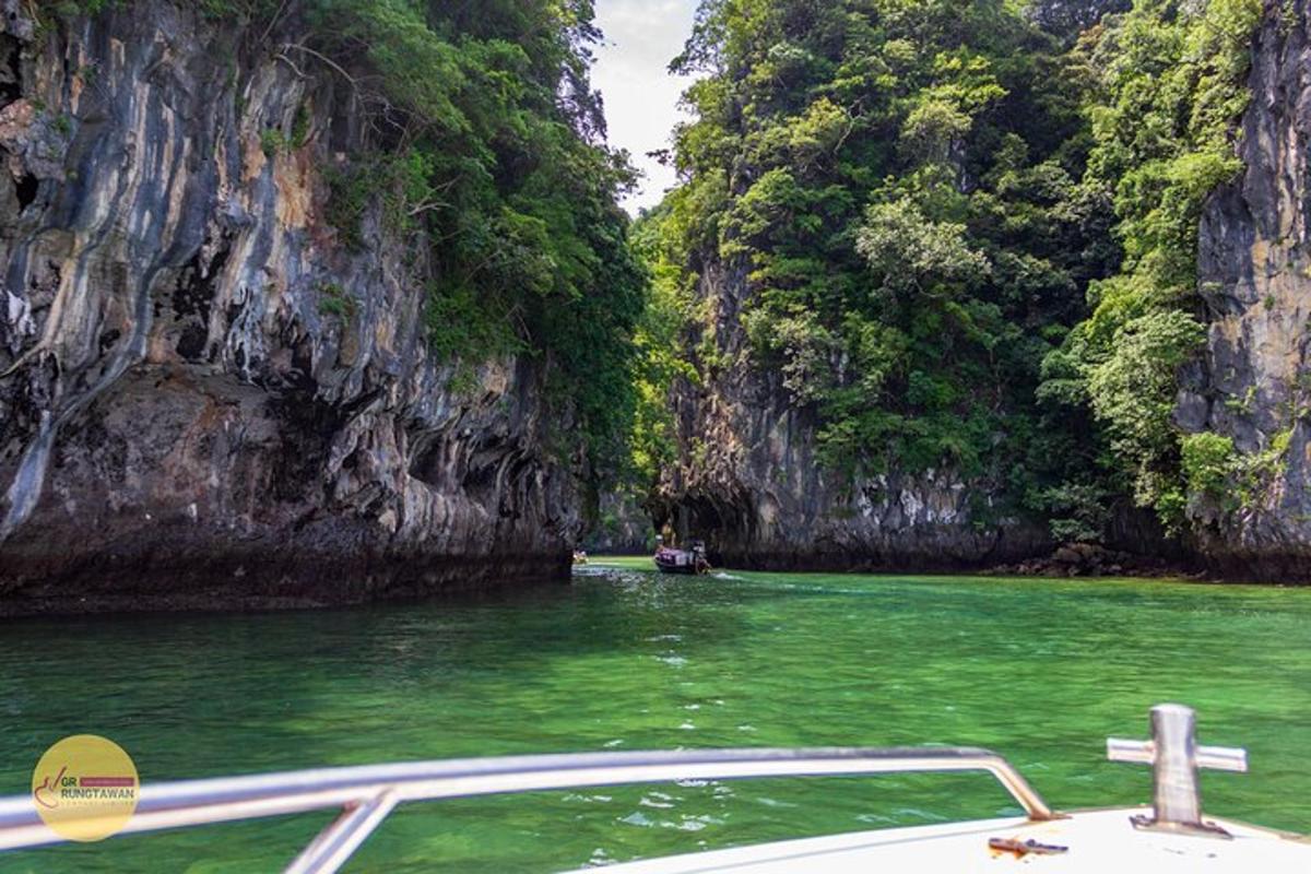 una barca in acqua in un fiume con scogliere