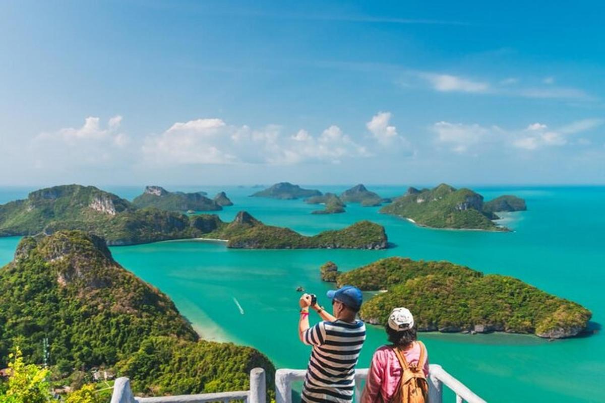 hai người đang chụp ảnh những hòn đảo trên đại dương