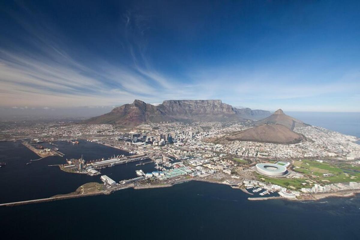 una vista aerea di Città del Capo e della Table Mountain