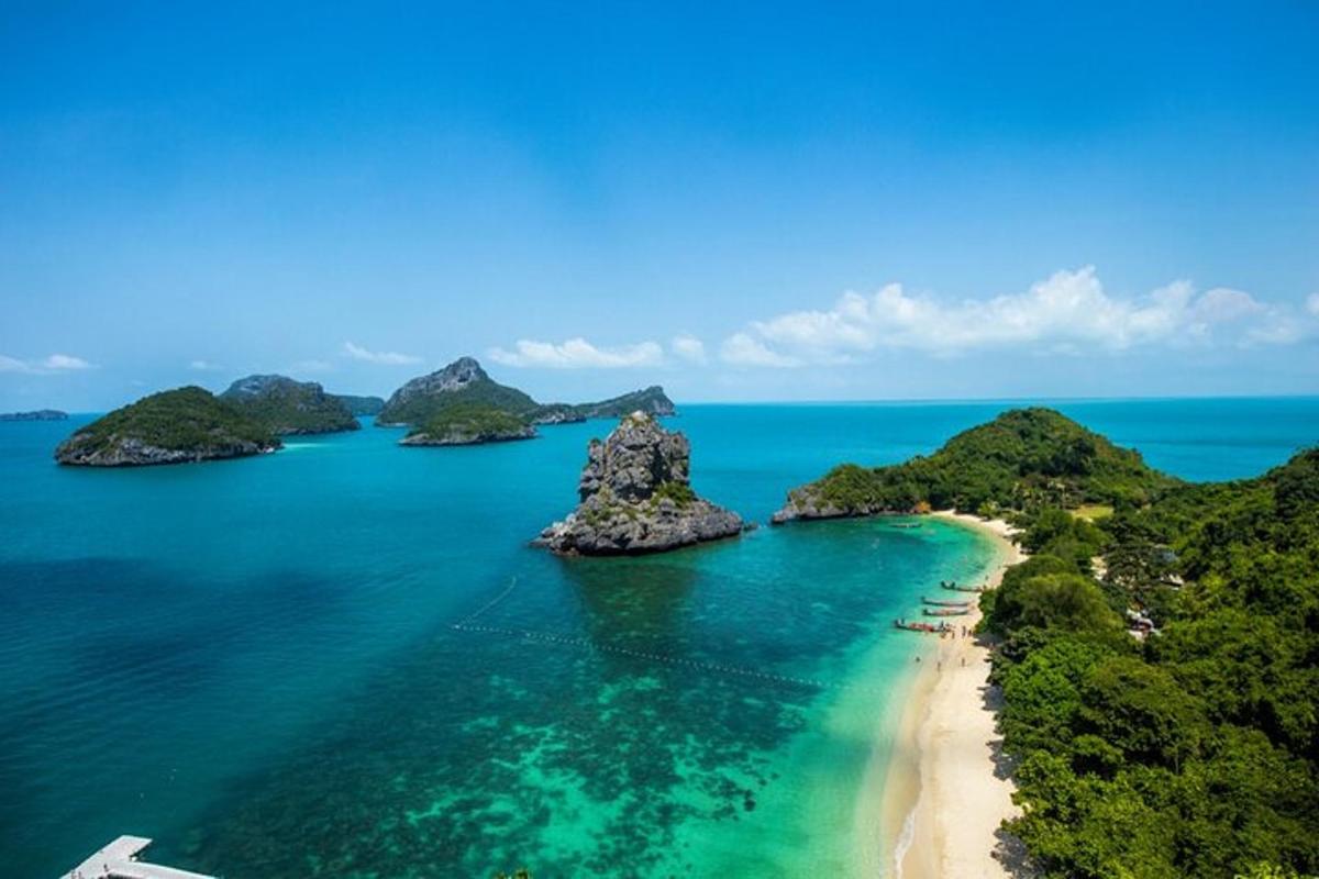 một góc nhìn từ trên không của một hòn đảo trên đại dương