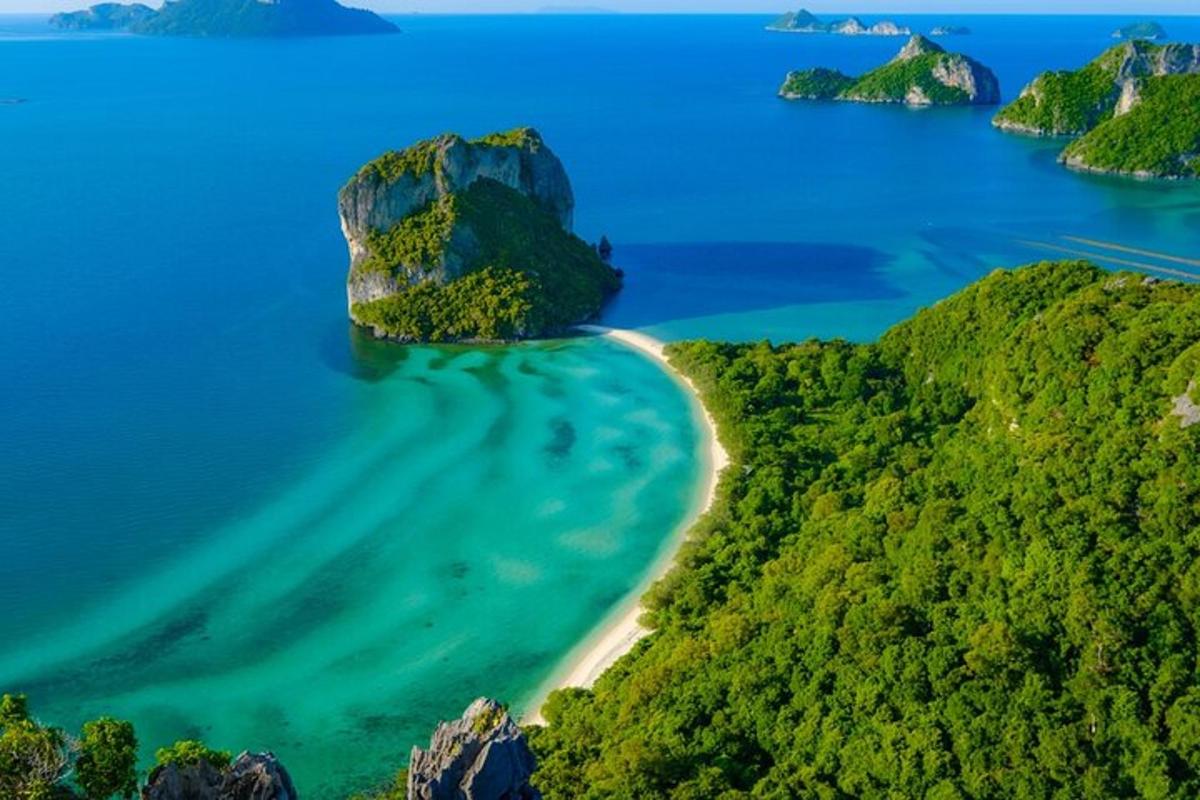 wyspa na oceanie z plażą