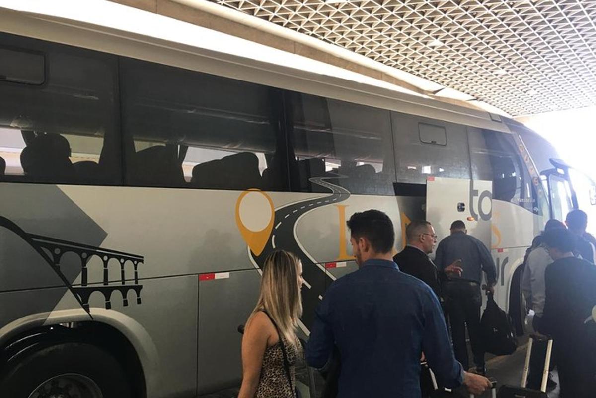 skupina lidí stojících před autobusem