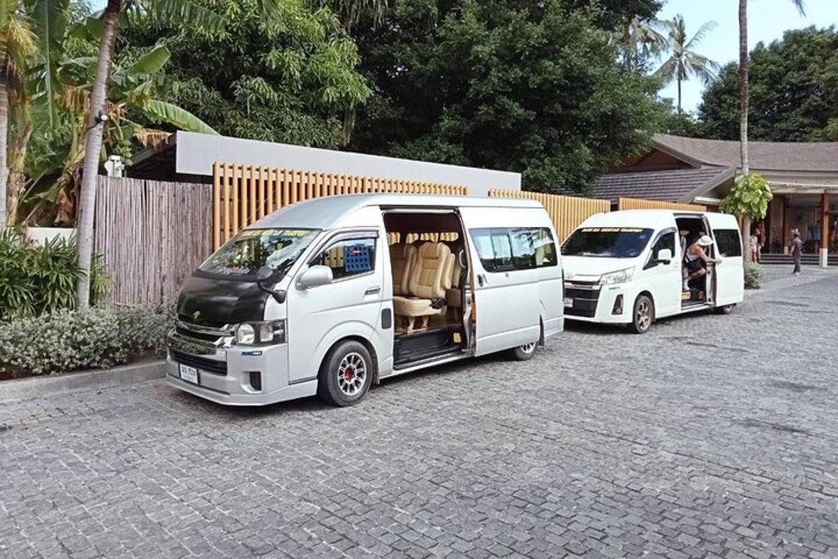 két fehér furgon parkolt egy parkolóban
