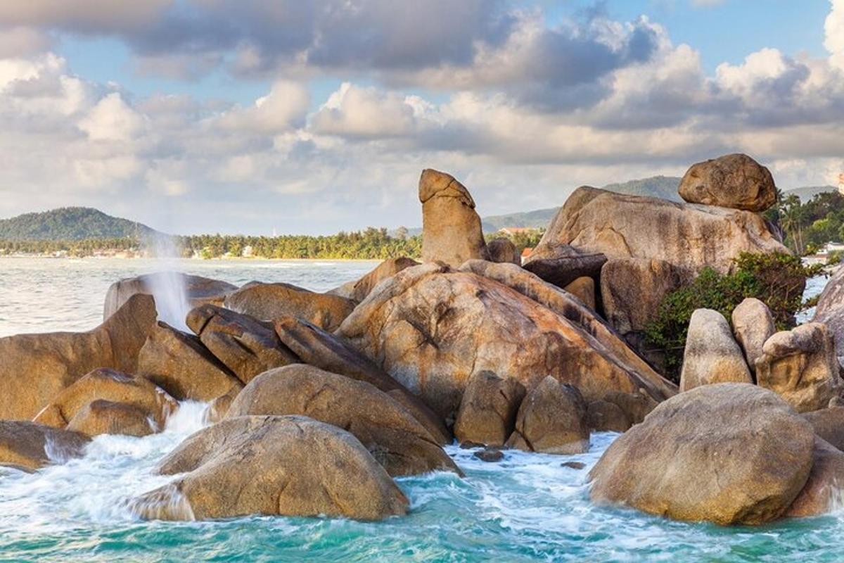 un gruppo di rocce nell'acqua con una cascata