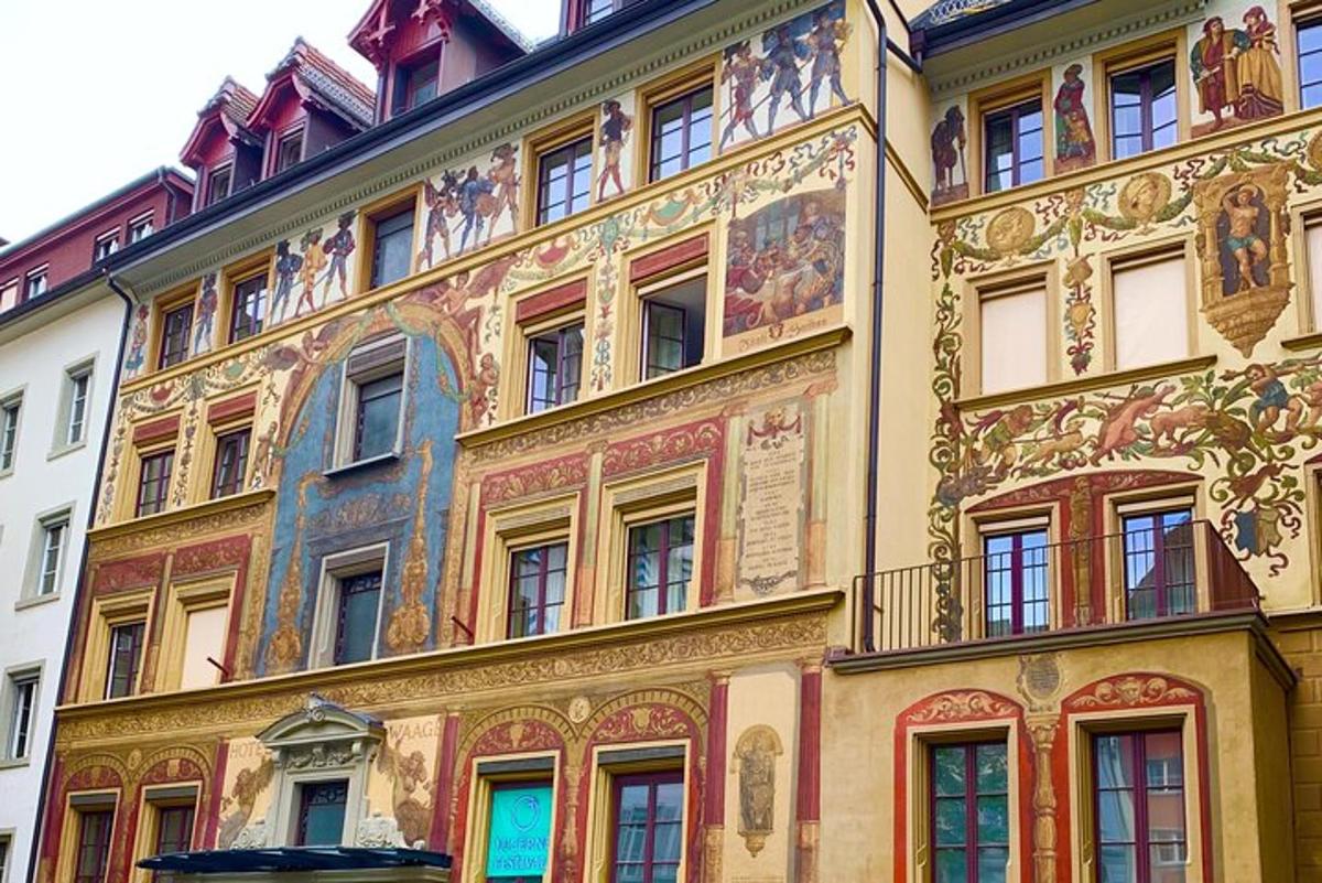 un edificio con dipinti sui lati