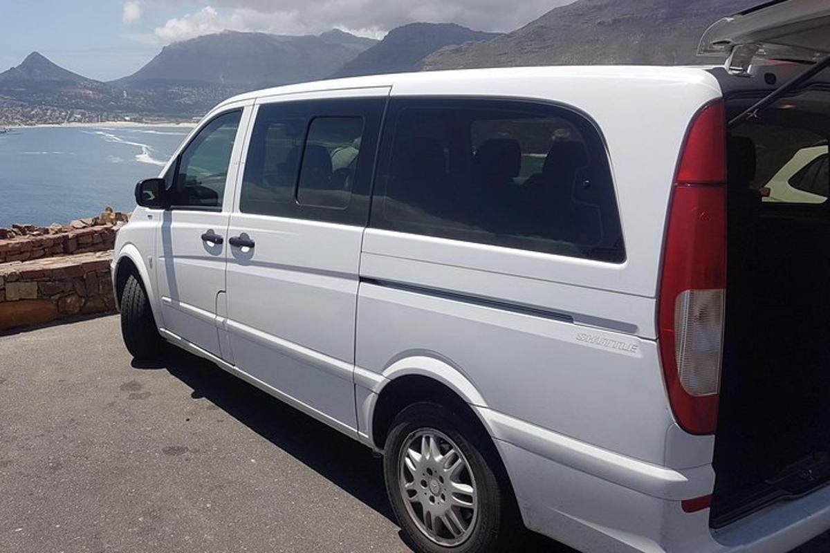 un furgone bianco parcheggiato vicino all'oceano