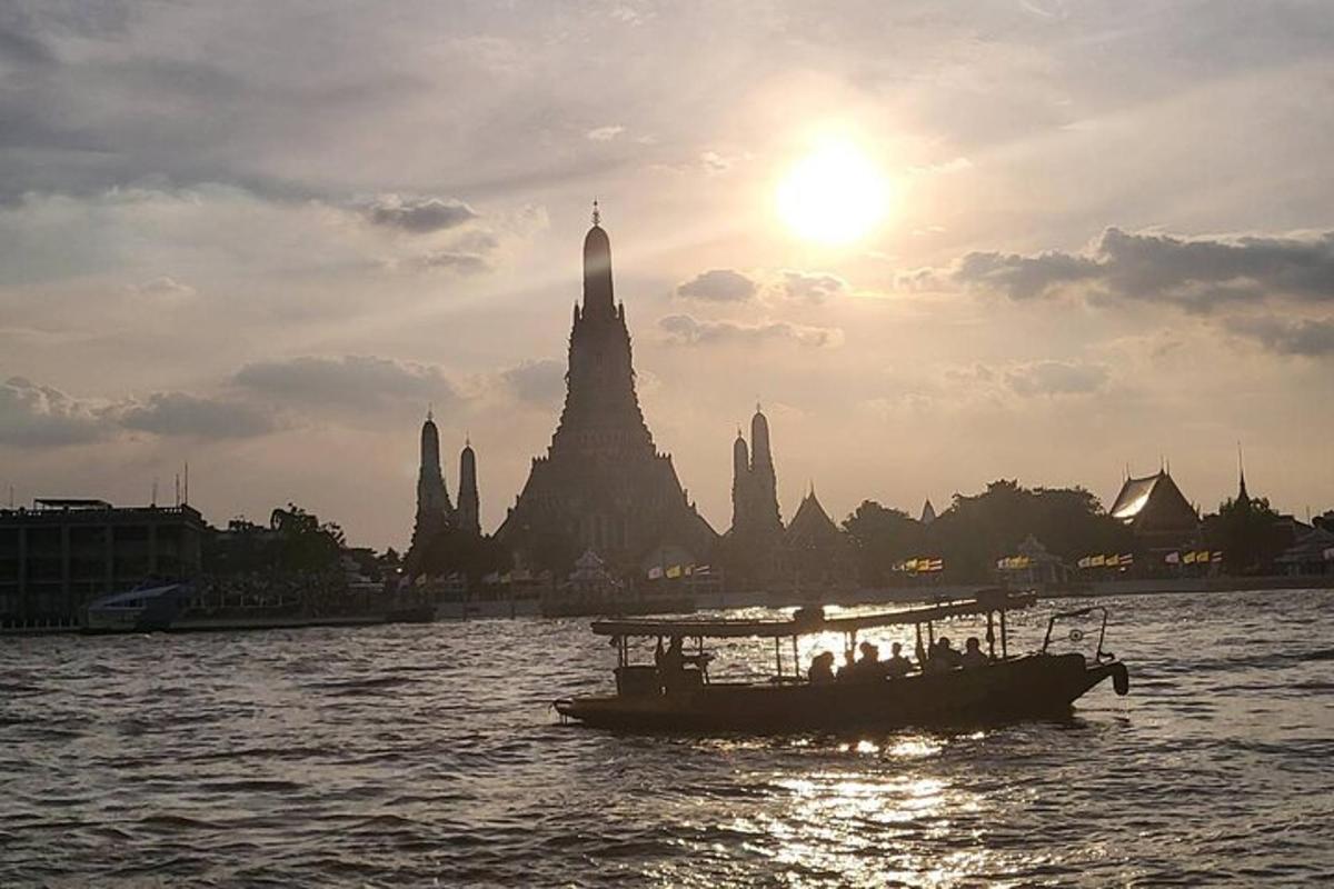 เรือในน้ำหน้าเมือง