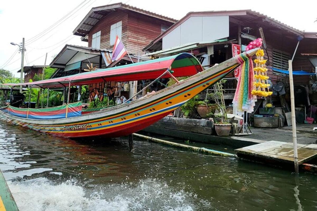 เรือจอดอยู่ในน้ำข้างอาคาร