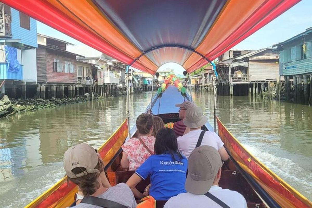 กลุ่มคนกำลังนั่งเรืออยู่ในคลอง