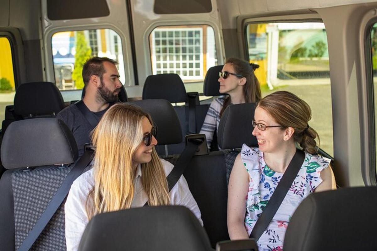 un grup de persones assegudes en un autobús