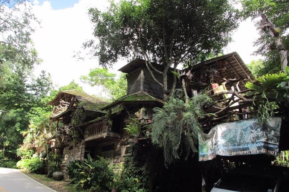 una casa che si trova sul ciglio della strada