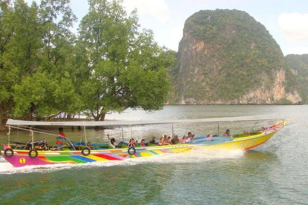 un grup de persones en un vaixell de colors a l'aigua