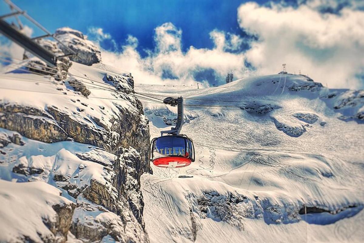 en skiheis på et snødekt fjell