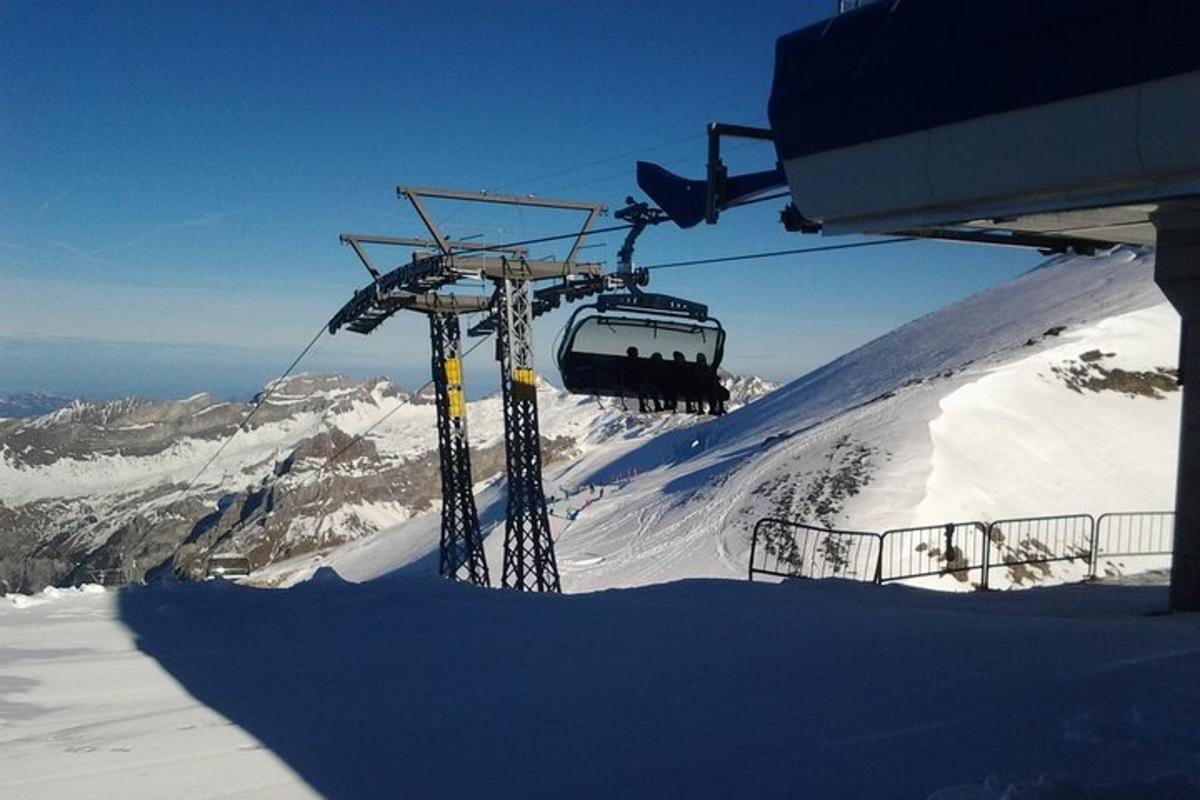 en skiheis på toppen av et snødekt fjell
