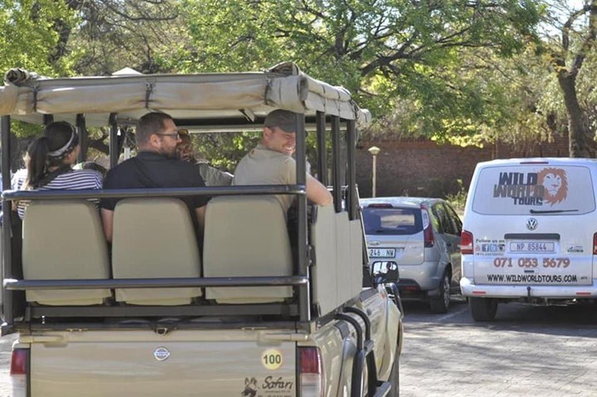 grupp inimesi, kes sõidavad golfikärus