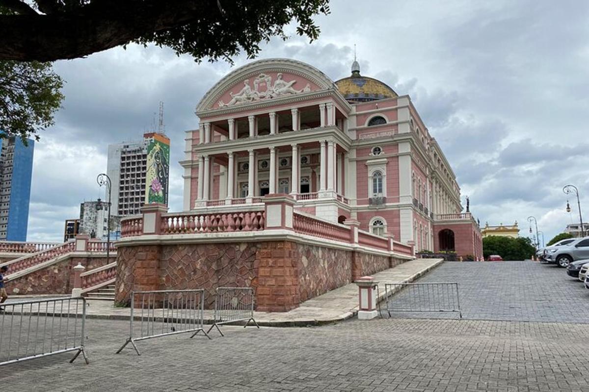 um grande edifício com uma cúpula no topo