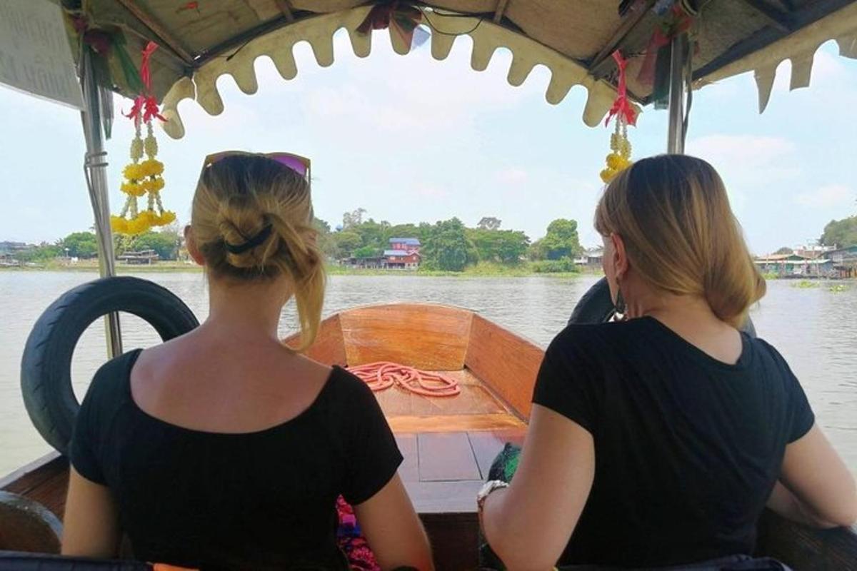 twee vrouwen zitten in een boot op het water