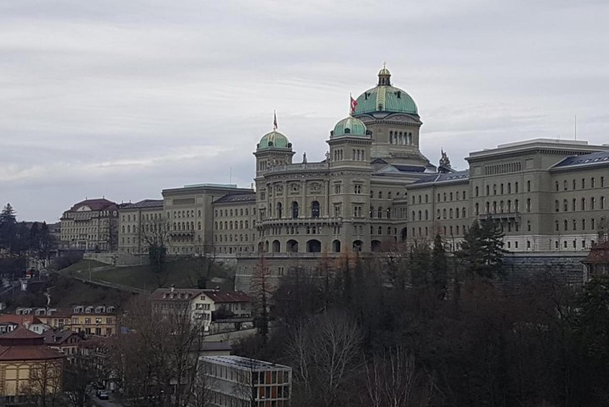 liela ēka ar zaļiem kupoliem tās augšpusē