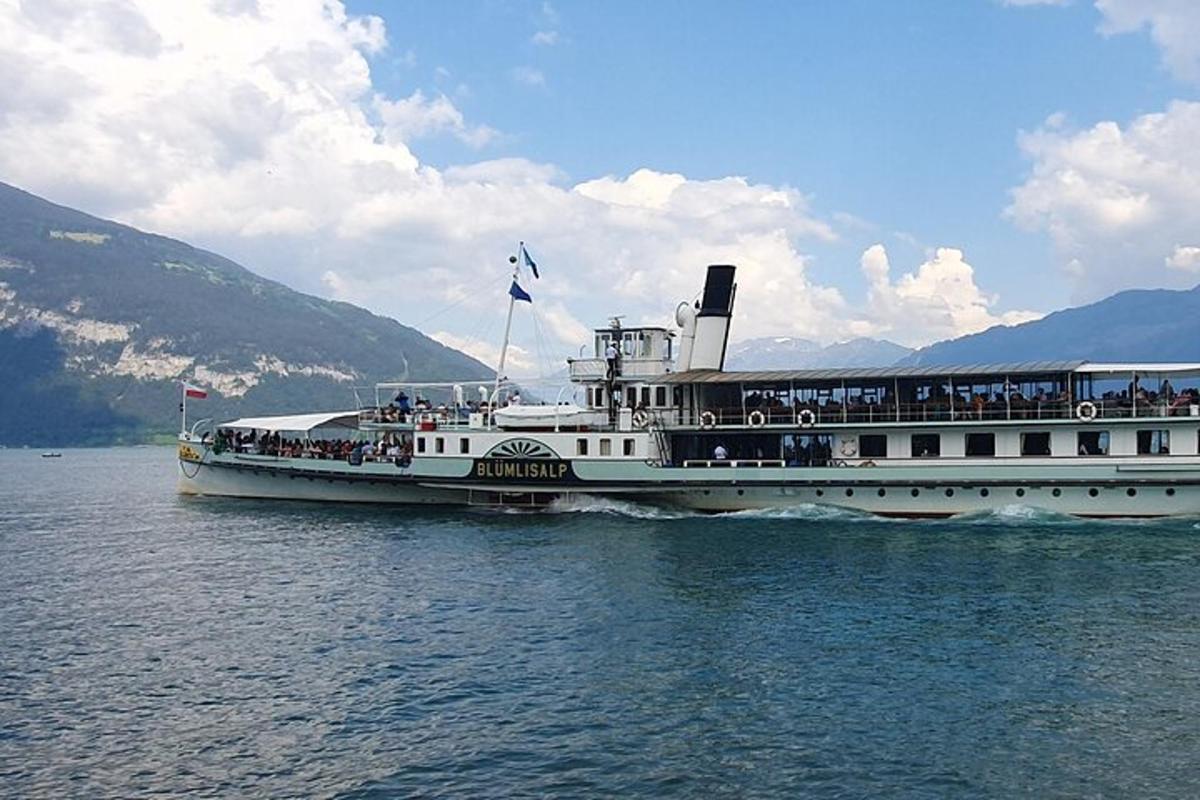 μια βάρκα με ανθρώπους πάνω της στο νερό
