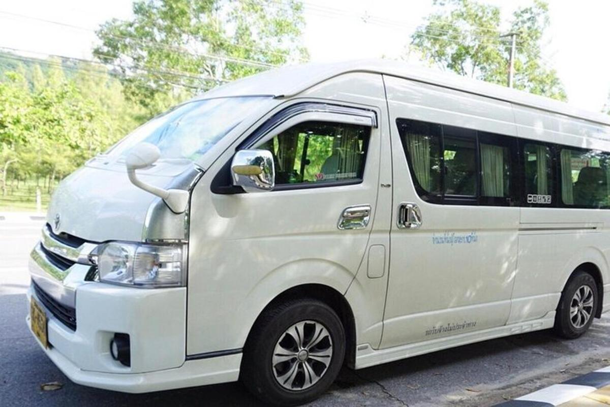 bel kombi parkiran ob strani ulice