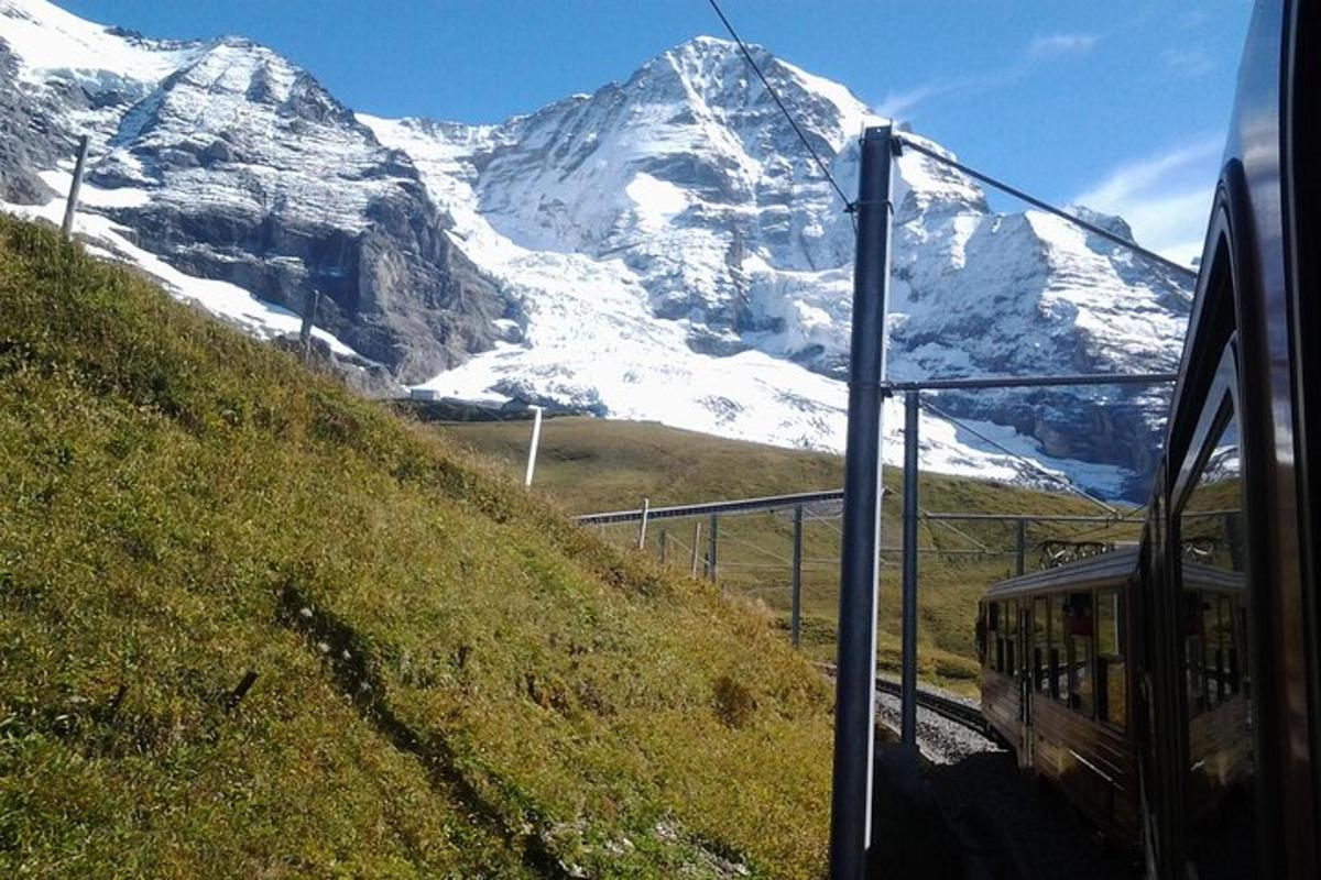 un tren călătorește printr-un munte acoperit de zăpadă