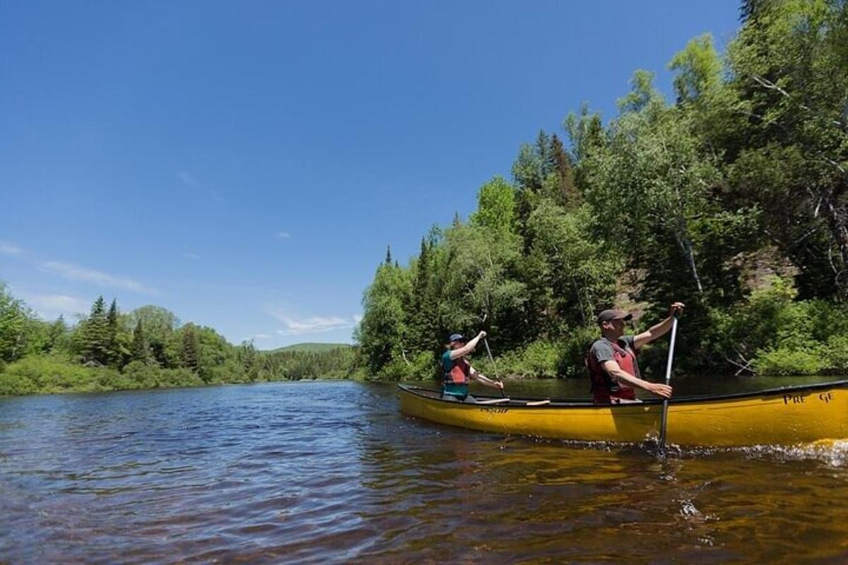dos personas en una canoa amarilla en un río
