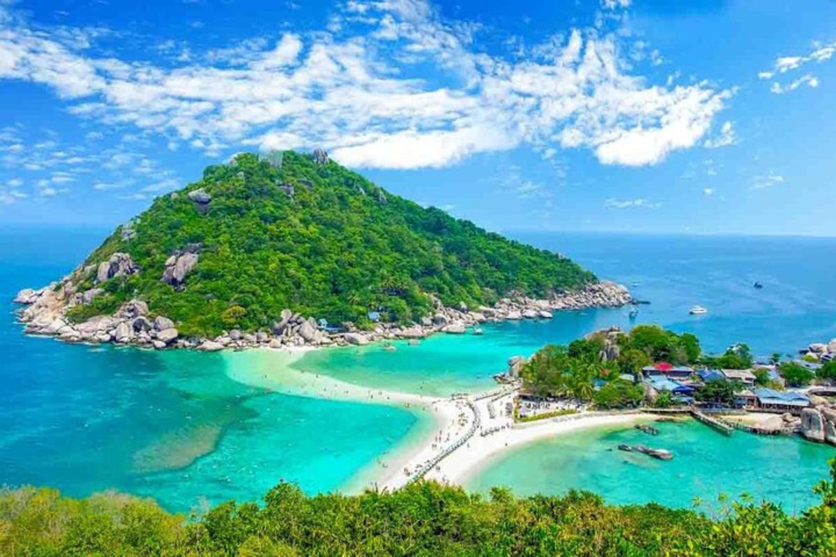 海の中のビーチのある小さな島