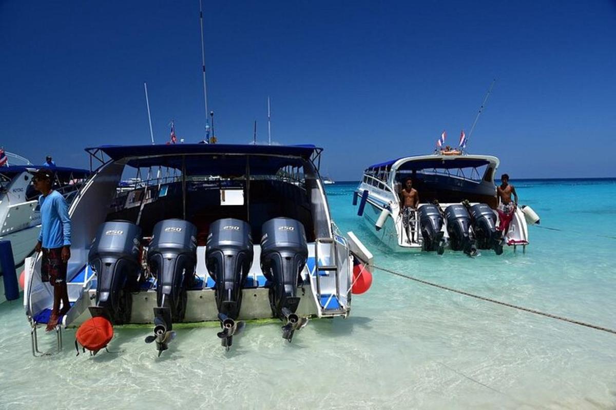 due barche in acqua su una spiaggia