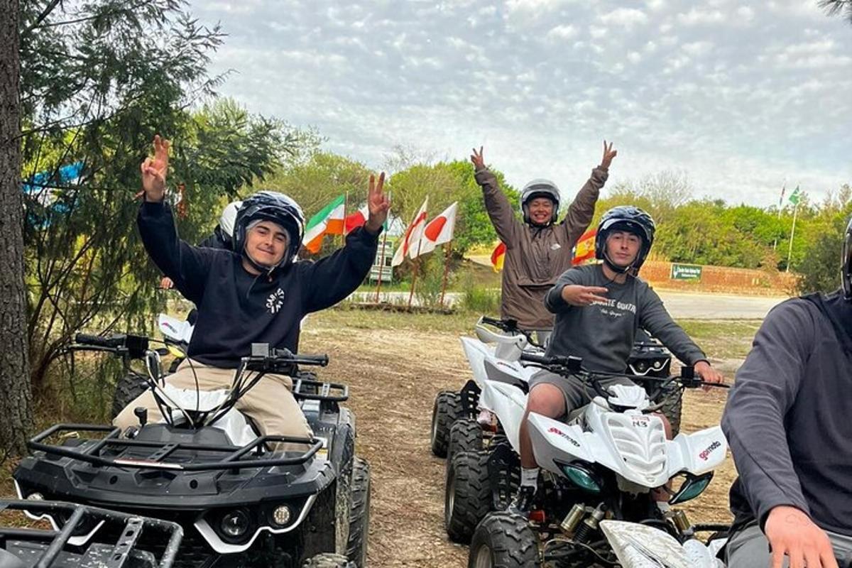 egy csoport quad motoron közlekedő ember