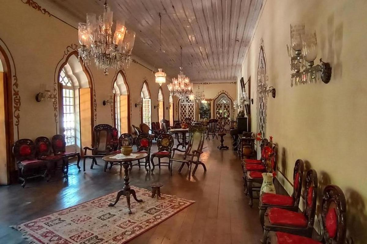 velká místnost se židlemi, stoly a lustrem