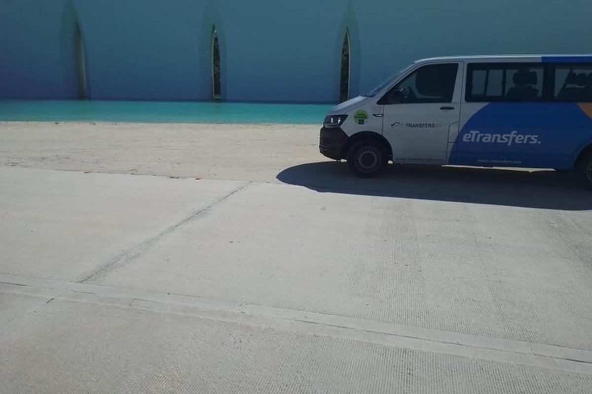 bílá dodávka parkuje na parkovišti