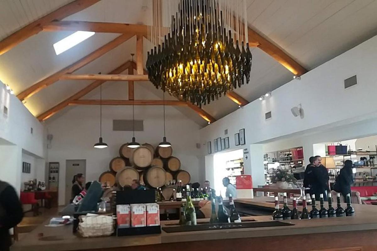 eine Bar mit einem Haufen Weinfässer und einem Kronleuchter