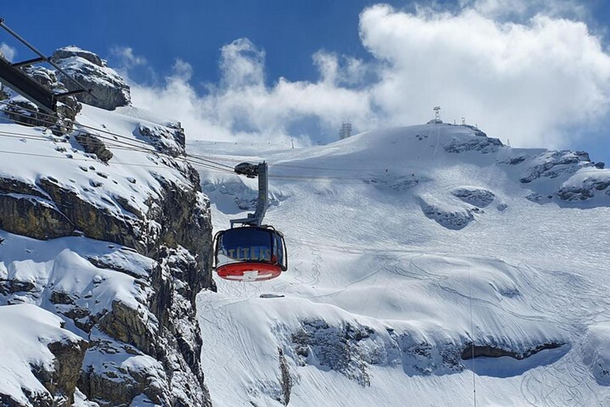 uno skilift che sale su una montagna innevata