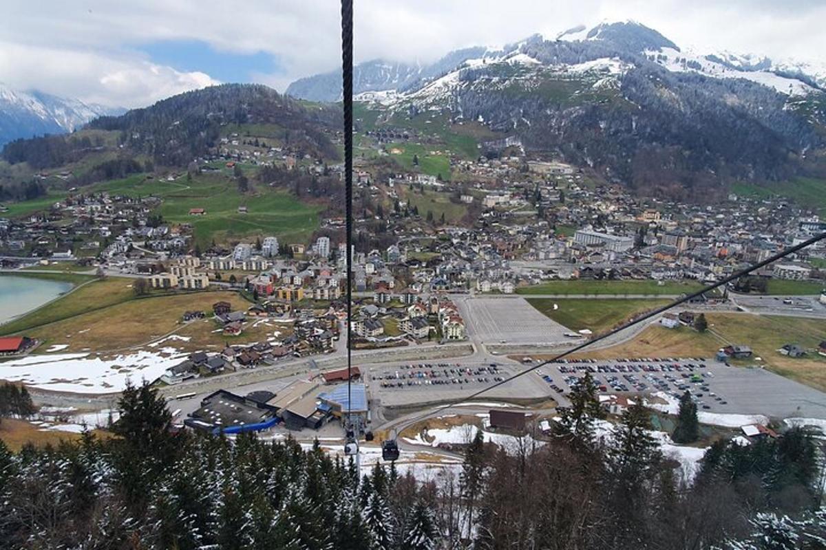 una vista di una città da uno skilift