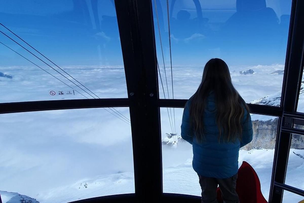 una donna guarda fuori dalla finestra di uno skilift
