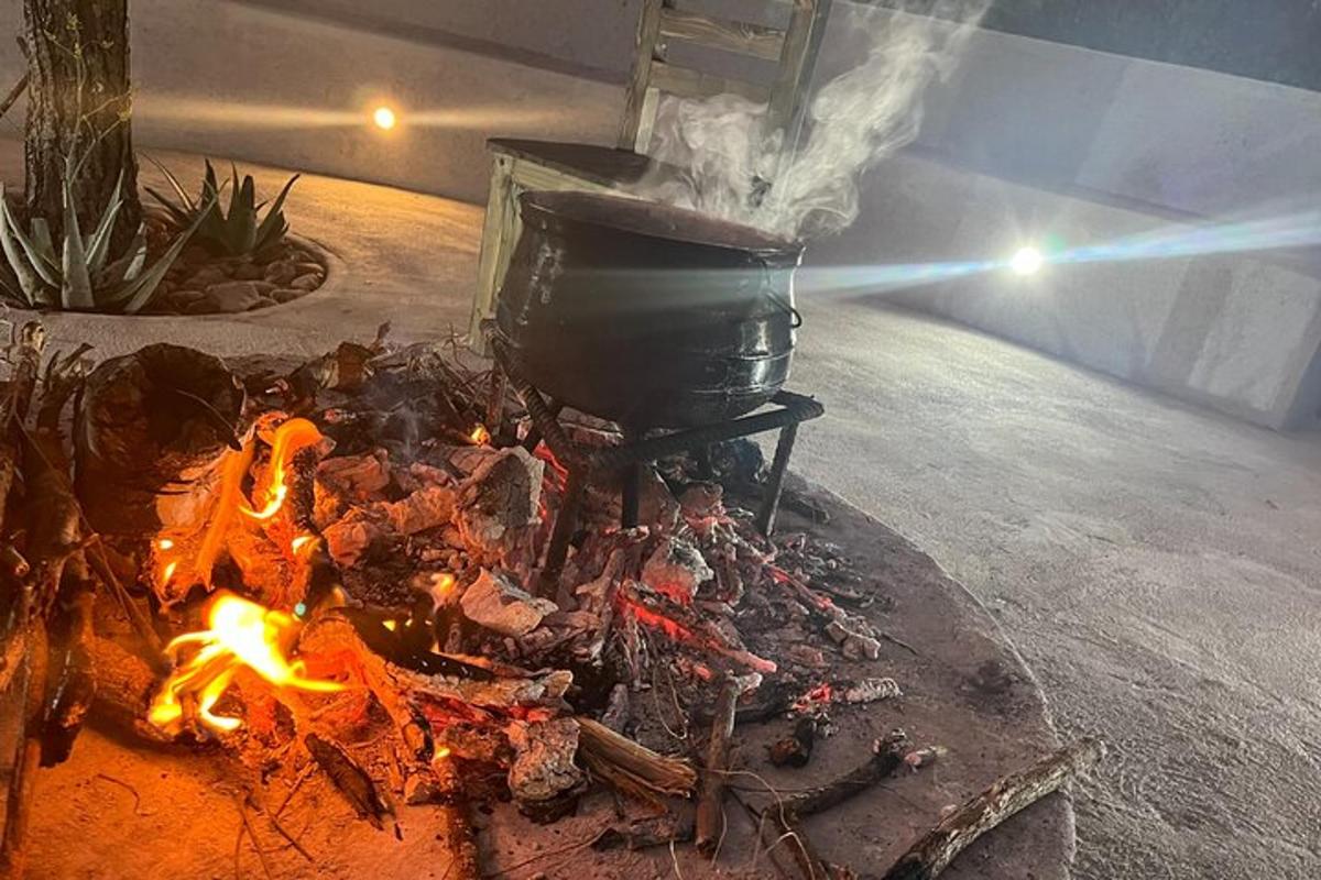 una foguera amb una olla a sobre