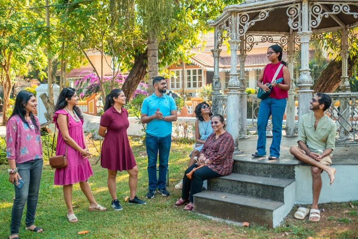 sekumpulan orang berdiri di sekitar taman