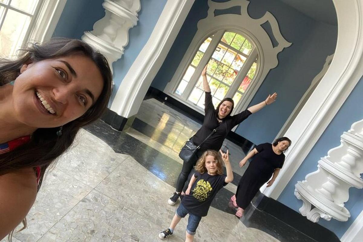 eine Gruppe von Frauen, die mit erhobenen Armen in einem Gebäude stehen