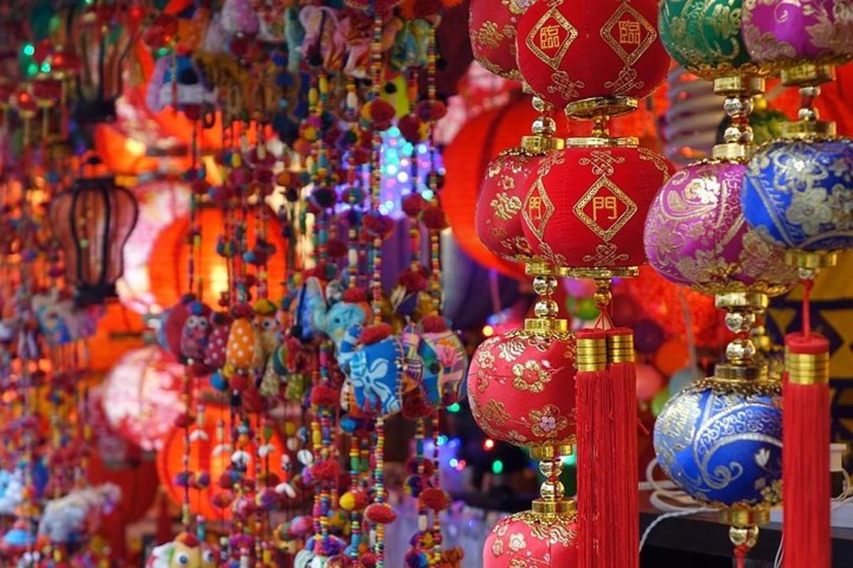 una mostra di luci e decorazioni colorate in un negozio