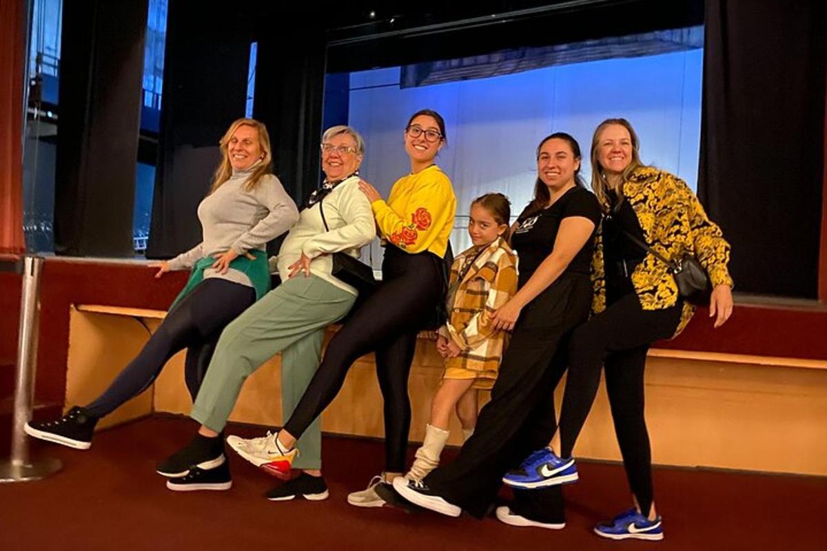 un gruppo di donne che posano per una foto su un palco