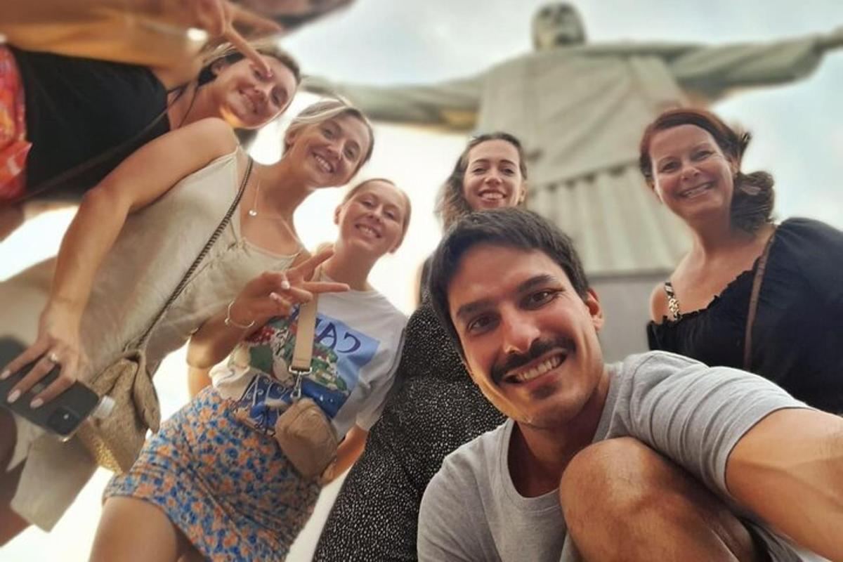 un grupo de personas posando para una foto