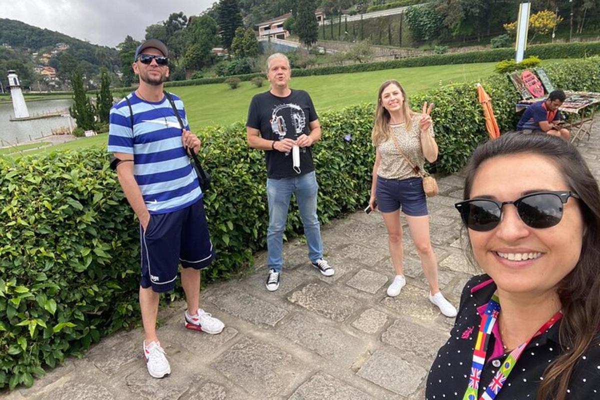 un gruppo di persone in piedi accanto a una siepe